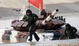 Video: Xem lính Nga trình diễn với loạt vũ khí hặng nặng trên thao trường